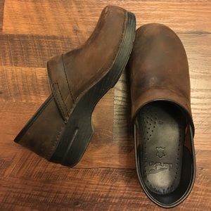 Dansko clog, size 40 (9/9.5) Brown Antique Leather